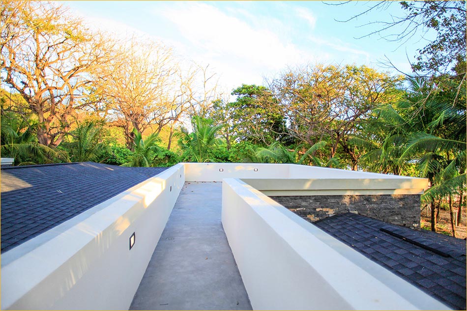 Very private rooftop sundeck overlooking the pool, gardens and Pacific Ocean!